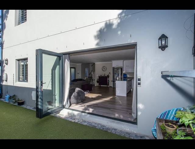 3 BEDROOM PROPERTY TO RENT IN CONSTANTIA